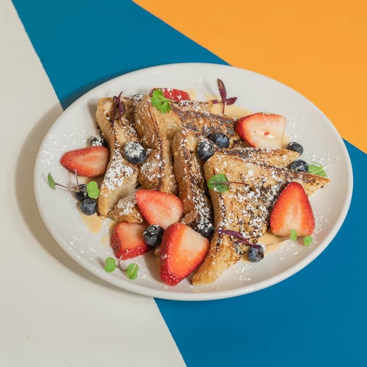 French Toast with strawberries and powdered sugar